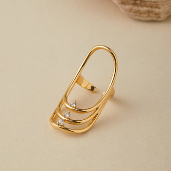 Geometriai dizáj­nú gyűrű ívelt felülettel, réz, elektrolit bevonat, őszi 2025, chic stílus