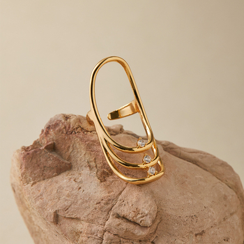 Geometriai dizáj­nú gyűrű ívelt felülettel, réz, elektrolit bevonat, őszi 2025, chic stílus