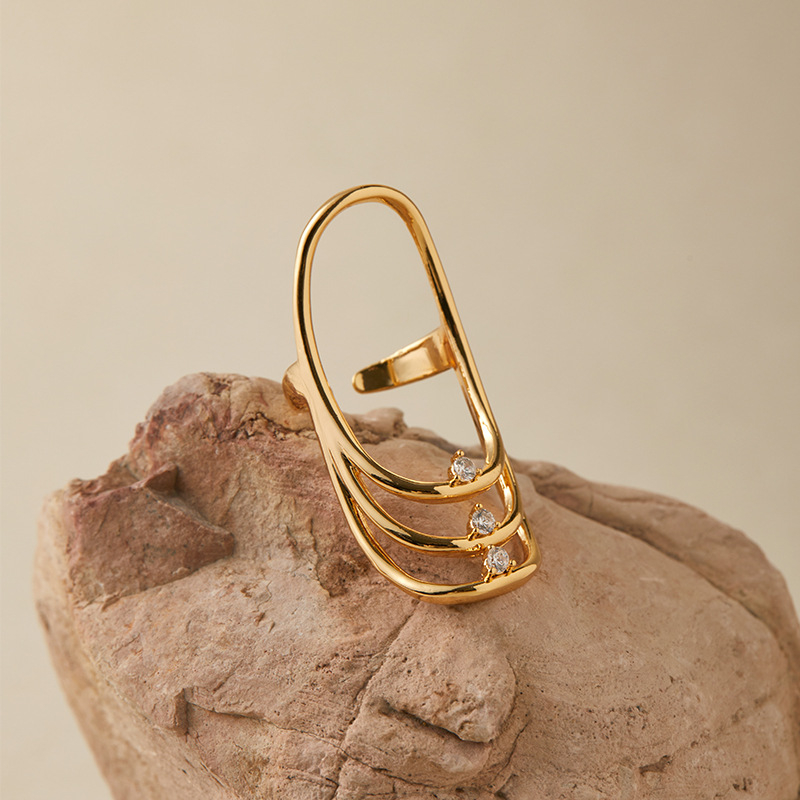 Geometriai dizáj­nú gyűrű ívelt felülettel, réz, elektrolit bevonat, őszi 2025, chic stílus