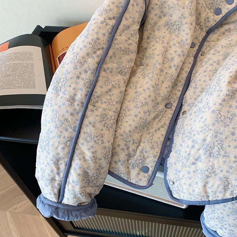 Ženski kaput od pamuka s punilom od svilo-pamuka, produženi kroj, dugi rukavi, odvojiva kragna od krzna