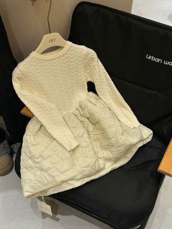 Gyerekeknek készült koreai stílusú őszi-téli kötött ruha panellel, hosszú ujjú, kerek nyakú, pulóver-stílus; fő anyag: akril-poliészter-nylon keverék (50/30/20); szoknya anyaga: 100% poliészter