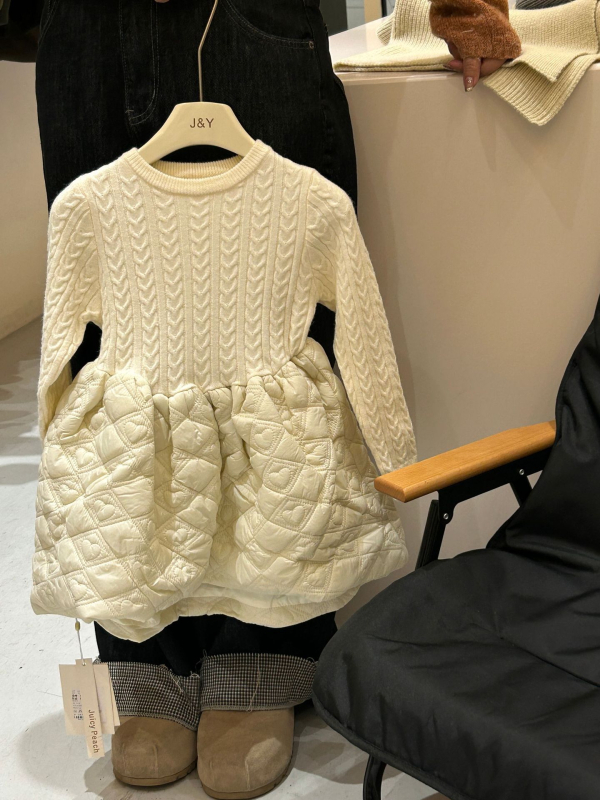 Gyerekeknek készült koreai stílusú őszi-téli kötött ruha panellel, hosszú ujjú, kerek nyakú, pulóver-stílus; fő anyag: akril-poliészter-nylon keverék (50/30/20); szoknya anyaga: 100% poliészter