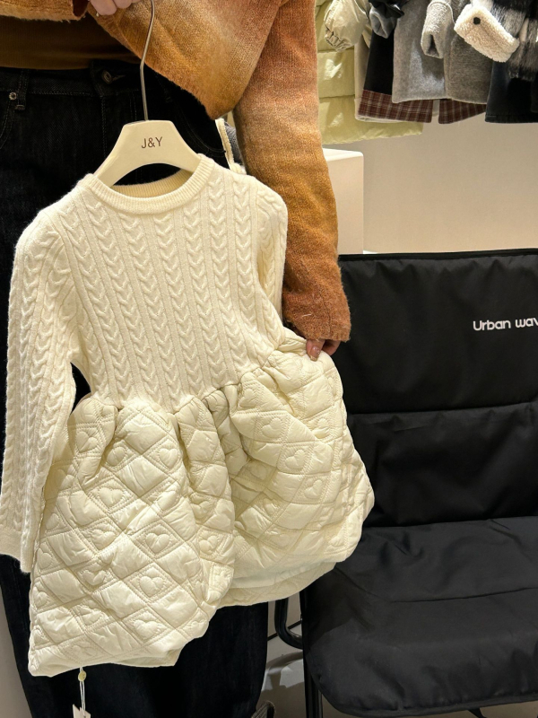 Gyerekeknek készült koreai stílusú őszi-téli kötött ruha panellel, hosszú ujjú, kerek nyakú, pulóver-stílus; fő anyag: akril-poliészter-nylon keverék (50/30/20); szoknya anyaga: 100% poliészter