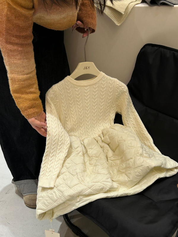 Gyerekeknek készült koreai stílusú őszi-téli kötött ruha panellel, hosszú ujjú, kerek nyakú, pulóver-stílus; fő anyag: akril-poliészter-nylon keverék (50/30/20); szoknya anyaga: 100% poliészter