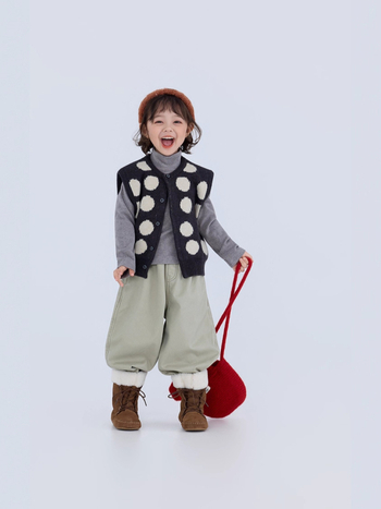 Gyermekeknek készült pöttyös kötött mellény, ujjatlan, egysoros gombolás, kerek nyakú, kötött anyag