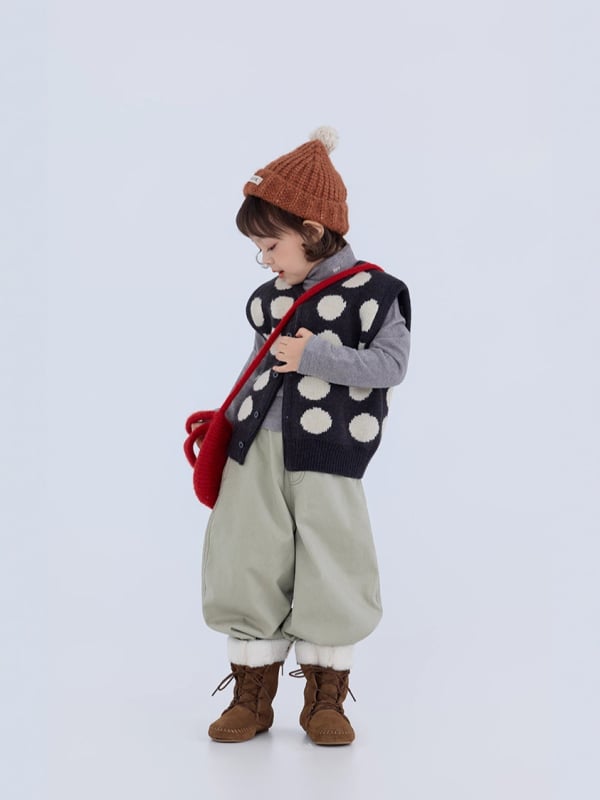 Gyermekeknek készült pöttyös kötött mellény, ujjatlan, egysoros gombolás, kerek nyakú, kötött anyag