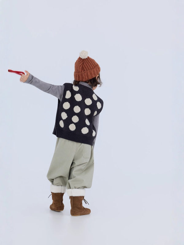 Gyermekeknek készült pöttyös kötött mellény, ujjatlan, egysoros gombolás, kerek nyakú, kötött anyag