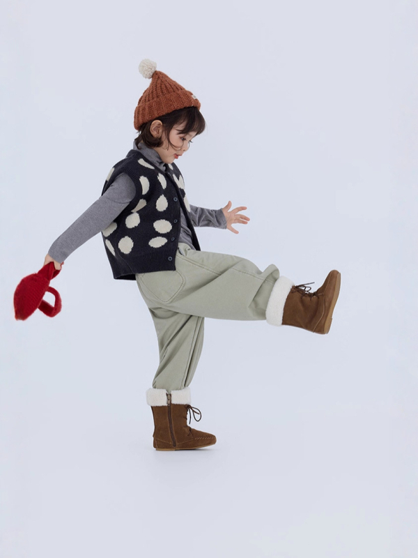 Gyermekeknek készült pöttyös kötött mellény, ujjatlan, egysoros gombolás, kerek nyakú, kötött anyag