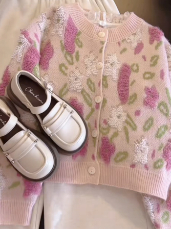 Cardigan tricotat pentru fete, stil coreean, model floral în contrast, croială scurtă, mâneci lungi, fără glugă, închidere frontală cu un nasture, poliester amestec