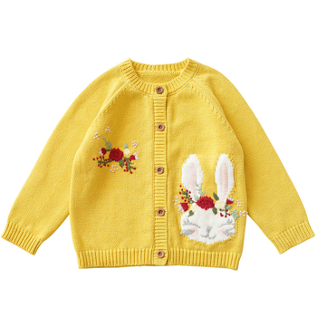 Cardigan tricotat pentru fete cu broderie iepuraș desen animat și flori, mâneci lungi, guler rotund, închidere cu nasturi, material din amestec de bumbac, textură moale; potrivit pentru vârstele 3–8 ani, pentru iarnă, primăvară și toamnă.