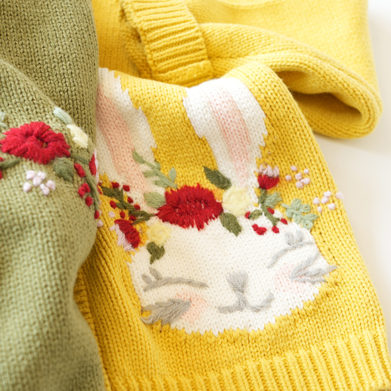 Cardigan tricotat pentru fete cu broderie iepuraș desen animat și flori, mâneci lungi, guler rotund, închidere cu nasturi, material din amestec de bumbac, textură moale; potrivit pentru vârstele 3–8 ani, pentru iarnă, primăvară și toamnă.