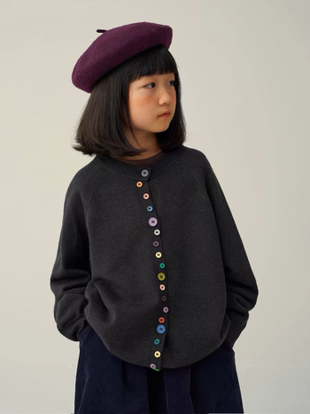 Kislányok számára tervezett kötött kardigán, koreai modell, hosszú ujjú, kerek nyak, egysoros gombolás, velúr fonal, akril keverék, ősz 2024