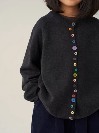 Kislányok számára tervezett kötött kardigán, koreai modell, hosszú ujjú, kerek nyak, egysoros gombolás, velúr fonal, akril keverék, ősz 2024