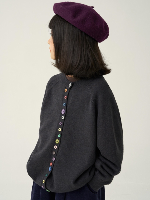 Kislányok számára tervezett kötött kardigán, koreai modell, hosszú ujjú, kerek nyak, egysoros gombolás, velúr fonal, akril keverék, ősz 2024