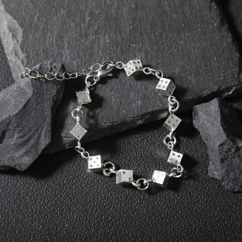 Brățară din oțel titan cu design zar, stil minimalist unisex, placare electrolitică, accesorii pentru mână