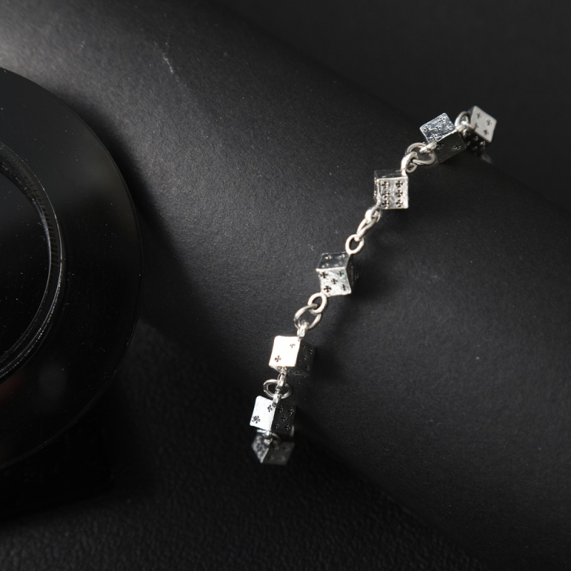 Brățară din oțel titan cu design zar, stil minimalist unisex, placare electrolitică, accesorii pentru mână