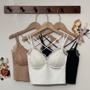 Maiou din dantelă cu bretele și căptușeală pentru bust, decolteu în V, croială slim, lungime foarte scurtă, material principal: nylon.