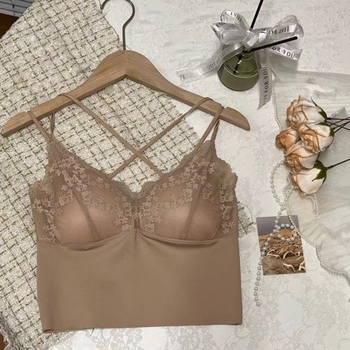 Maiou din dantelă cu bretele și căptușeală pentru bust, decolteu în V, croială slim, lungime foarte scurtă, material principal: nylon.