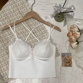 Maiou din dantelă cu bretele și căptușeală pentru bust, decolteu în V, croială slim, lungime foarte scurtă, material principal: nylon.