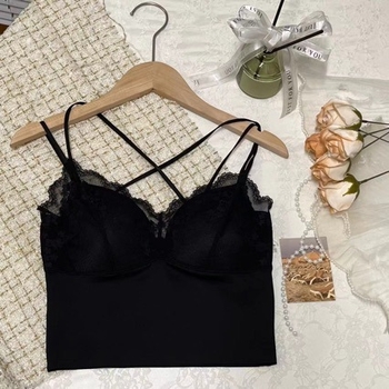 Maiou din dantelă cu bretele și căptușeală pentru bust, decolteu în V, croială slim, lungime foarte scurtă, material principal: nylon.