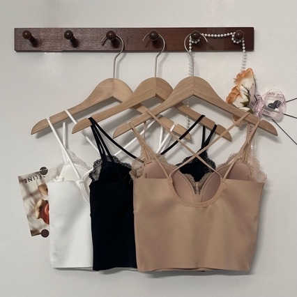 Maiou din dantelă cu bretele și căptușeală pentru bust, decolteu în V, croială slim, lungime foarte scurtă, material principal: nylon.