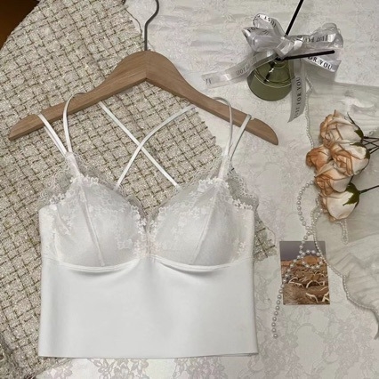 Maiou din dantelă cu bretele și căptușeală pentru bust, decolteu în V, croială slim, lungime foarte scurtă, material principal: nylon.