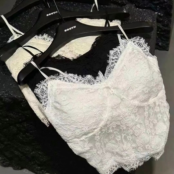 Csipkés kamiszol elválasztható melltartó betéttel, V-nyakú, hímzés