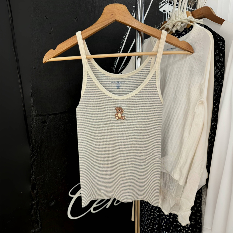 Pamukasti top s izvezenom medvjedom, prugasti uzorak, okrugli izrez, slim-fit
