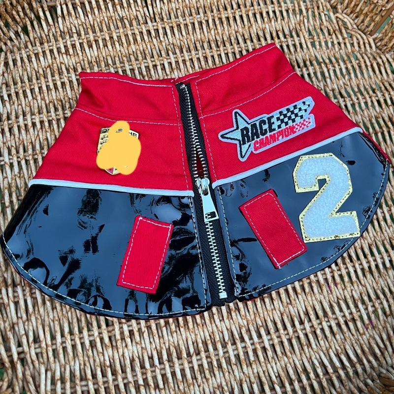 Bib pentru câini în stil F1 — detalii din piele, material: bumbac + piele, potrivire universală, pentru toate sezoanele, stil lejer