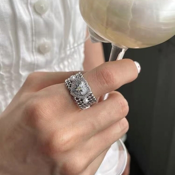 Inel deschis reglabil pentru degetul arătător, cu perlă și stea cu șase colțuri; formă inimă-geomtric; cupru placat cu argint; finisaj cu tăiere diamant; design original unisex