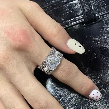 Inel deschis reglabil pentru degetul arătător, cu perlă și stea cu șase colțuri; formă inimă-geomtric; cupru placat cu argint; finisaj cu tăiere diamant; design original unisex