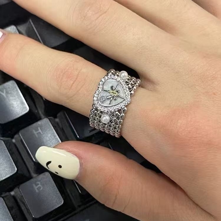 Inel deschis reglabil pentru degetul arătător, cu perlă și stea cu șase colțuri; formă inimă-geomtric; cupru placat cu argint; finisaj cu tăiere diamant; design original unisex