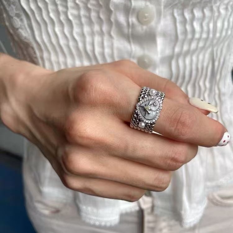 Inel deschis reglabil pentru degetul arătător, cu perlă și stea cu șase colțuri; formă inimă-geomtric; cupru placat cu argint; finisaj cu tăiere diamant; design original unisex