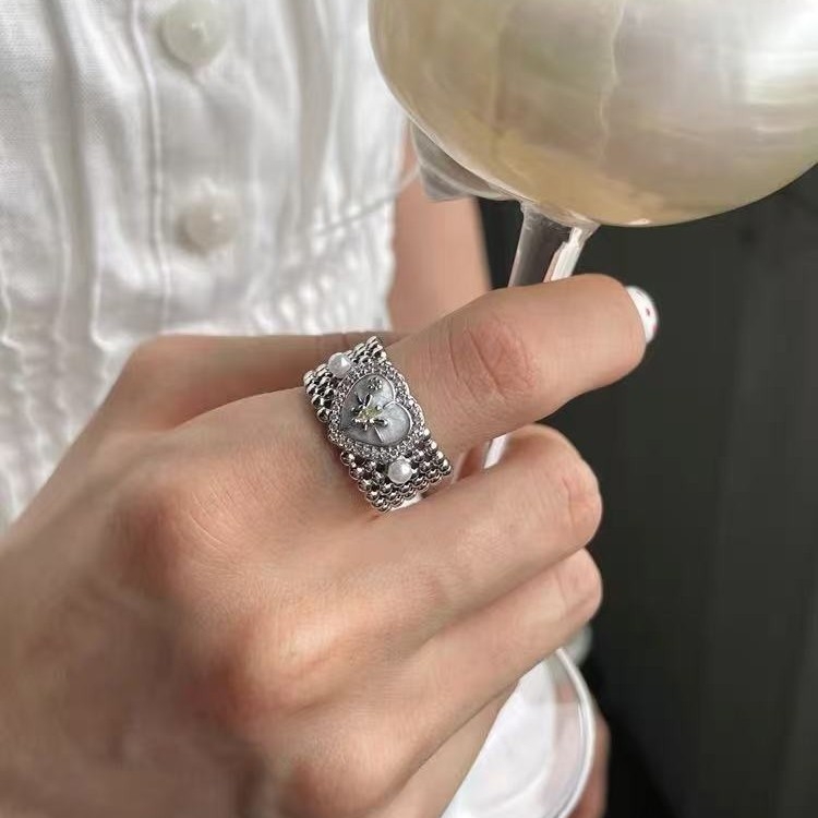 Inel deschis reglabil pentru degetul arătător, cu perlă și stea cu șase colțuri; formă inimă-geomtric; cupru placat cu argint; finisaj cu tăiere diamant; design original unisex
