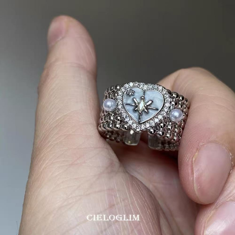 Inel deschis reglabil pentru degetul arătător, cu perlă și stea cu șase colțuri; formă inimă-geomtric; cupru placat cu argint; finisaj cu tăiere diamant; design original unisex