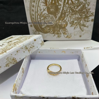 Meďový prsteň s textom písmen a číslic, minimalistický ženský dizajn, jar 2025.