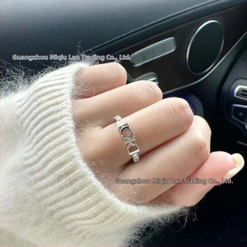 Meďový prsteň s textom písmen a číslic, minimalistický ženský dizajn, jar 2025.