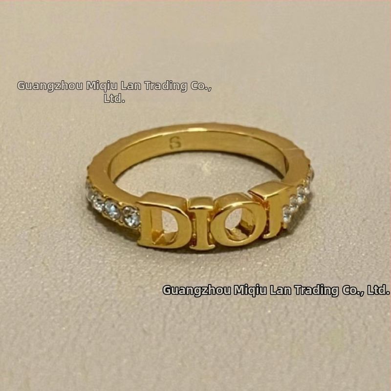 Meďový prsteň s textom písmen a číslic, minimalistický ženský dizajn, jar 2025.