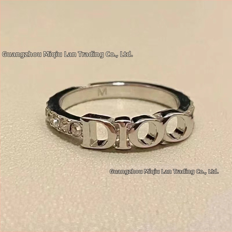 Meďový prsteň s textom písmen a číslic, minimalistický ženský dizajn, jar 2025.