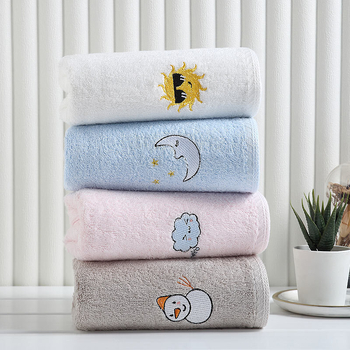 Kūdikio rankšluostis iš bambuko pluošto — minkštas, gerai sugeria veidui; gamybos procesas: siuvinėjimas ir plokščias audimas; svoris: 50–80 g; siūlai: 21