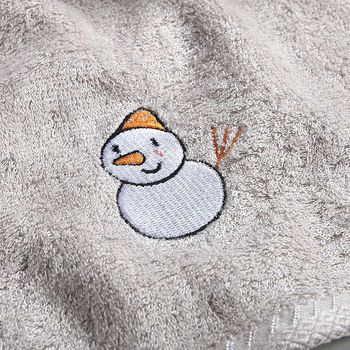 Kūdikio rankšluostis iš bambuko pluošto — minkštas, gerai sugeria veidui; gamybos procesas: siuvinėjimas ir plokščias audimas; svoris: 50–80 g; siūlai: 21