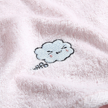 Kūdikio rankšluostis iš bambuko pluošto — minkštas, gerai sugeria veidui; gamybos procesas: siuvinėjimas ir plokščias audimas; svoris: 50–80 g; siūlai: 21