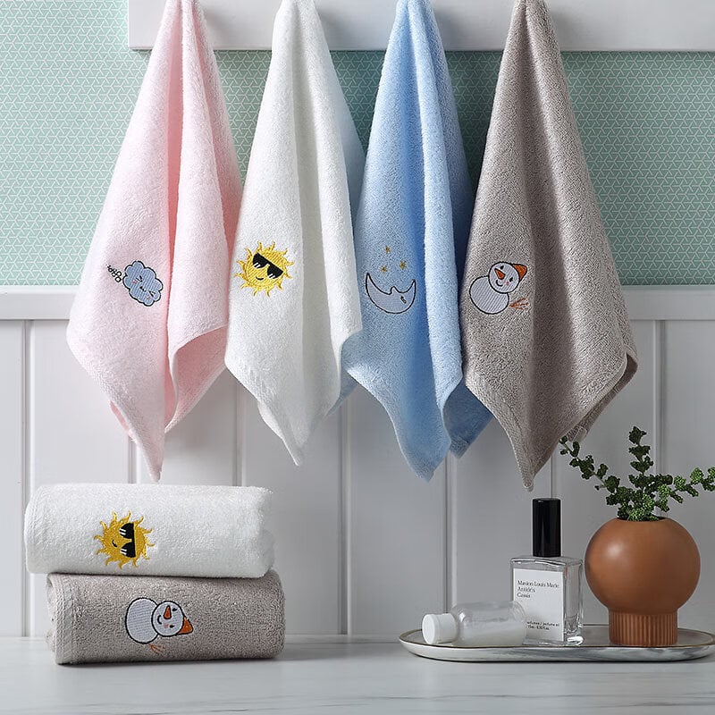 Kūdikio rankšluostis iš bambuko pluošto — minkštas, gerai sugeria veidui; gamybos procesas: siuvinėjimas ir plokščias audimas; svoris: 50–80 g; siūlai: 21