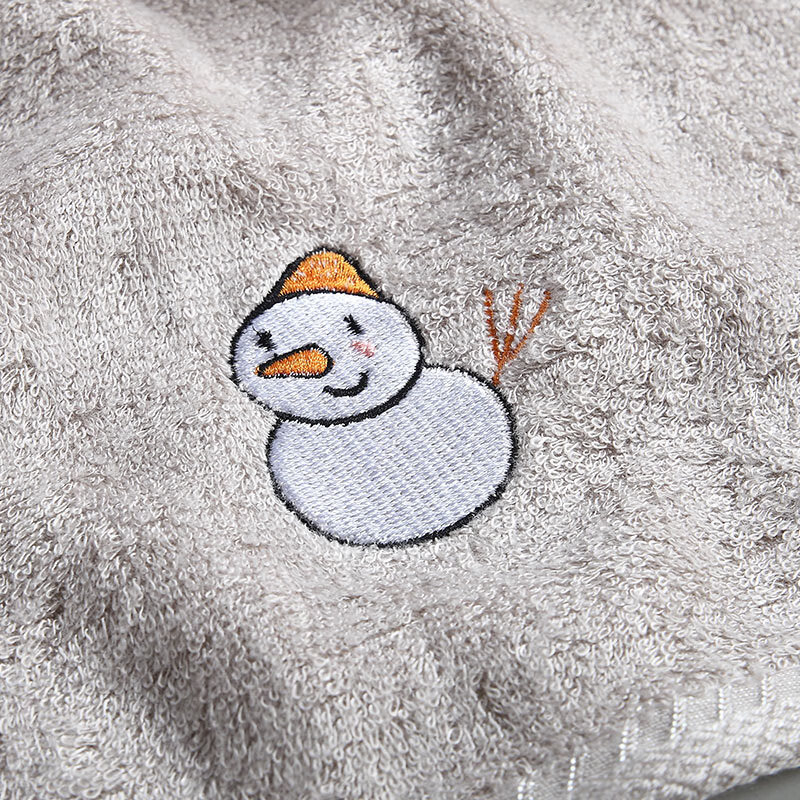 Kūdikio rankšluostis iš bambuko pluošto — minkštas, gerai sugeria veidui; gamybos procesas: siuvinėjimas ir plokščias audimas; svoris: 50–80 g; siūlai: 21