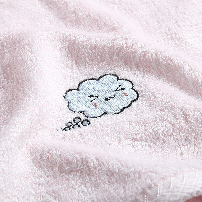 Kūdikio rankšluostis iš bambuko pluošto — minkštas, gerai sugeria veidui; gamybos procesas: siuvinėjimas ir plokščias audimas; svoris: 50–80 g; siūlai: 21