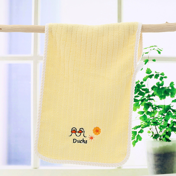 2 komplektai vaikų rankšluosčių – koralo velūras, siuvinėjimas, 150D siūlai, svoris mažiau nei 50 g