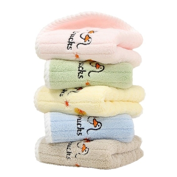 2 komplektai vaikų rankšluosčių – koralo velūras, siuvinėjimas, 150D siūlai, svoris mažiau nei 50 g