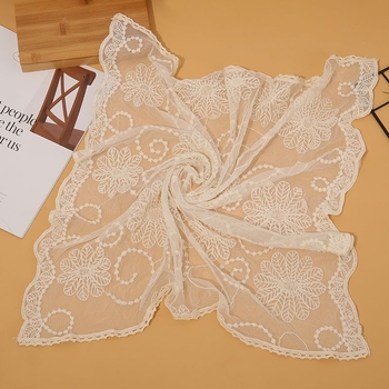 Памучен квадратен шал с деликатна дантелена бродерия в стил Морі