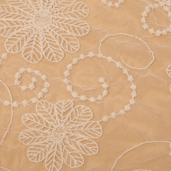 Памучен квадратен шал с деликатна дантелена бродерия в стил Морі