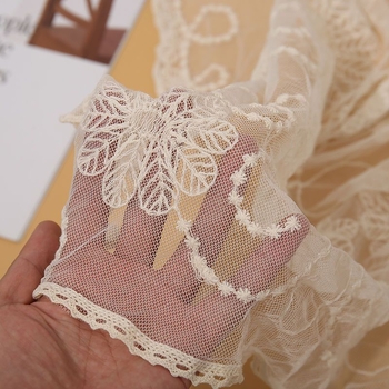 Памучен квадратен шал с деликатна дантелена бродерия в стил Морі